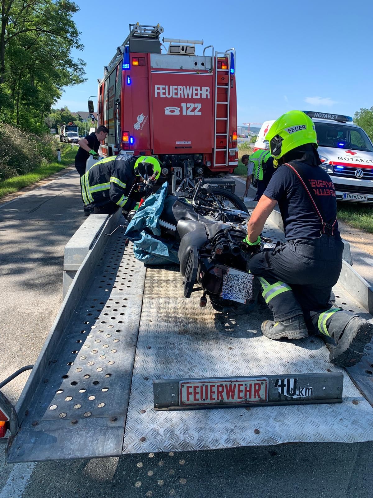 Die Feuerwehr barg das demolierte Motorrad.