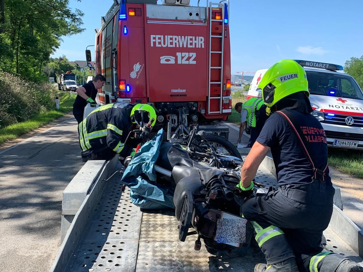 Die Feuerwehr barg das demolierte Motorrad.