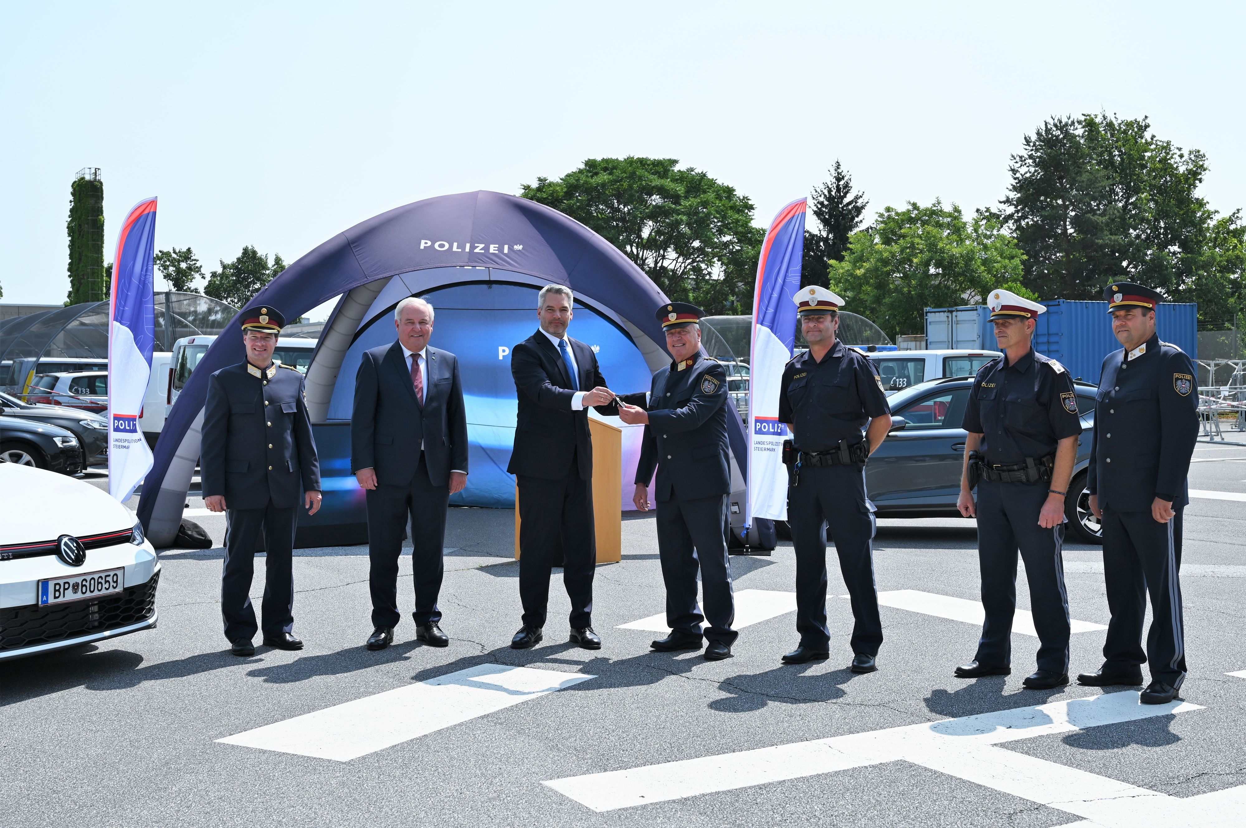 Innenminister Karl Nehammer und Landeschef Hermann Schützenhöfer (beide ÖVP) übergaben die Fahrzeuge