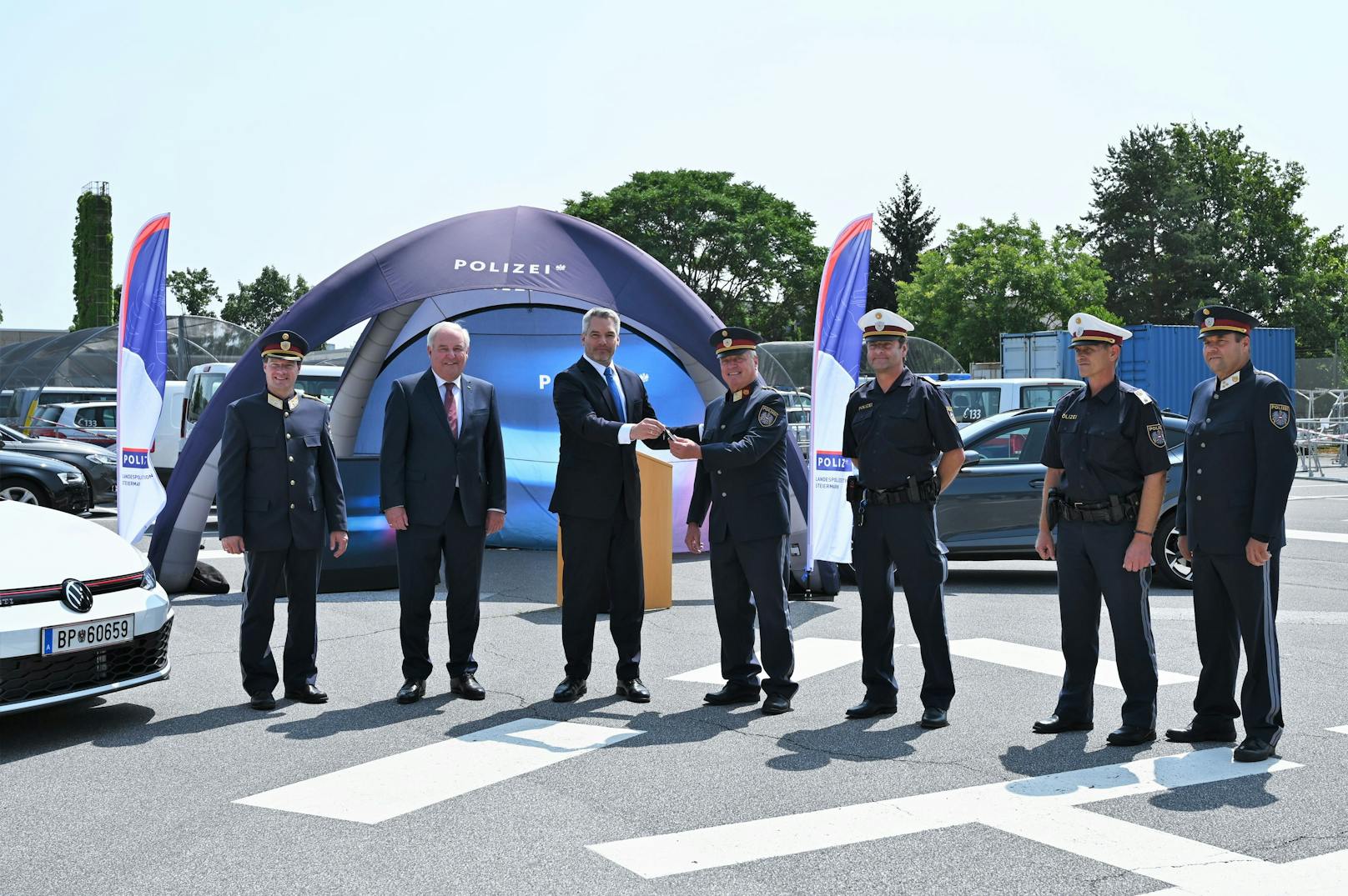Innenminister Karl Nehammer und Landeschef Hermann Schützenhöfer (beide ÖVP) übergaben in Graz die Fahrzeuge an die Polizei.&nbsp;