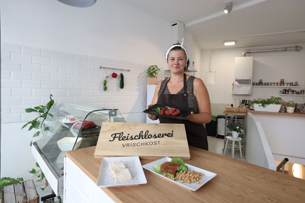 In Wien-Josefstadt hat Silke Bernhardt (44) die allererste vegane Fleischerei eröffnet. In der 