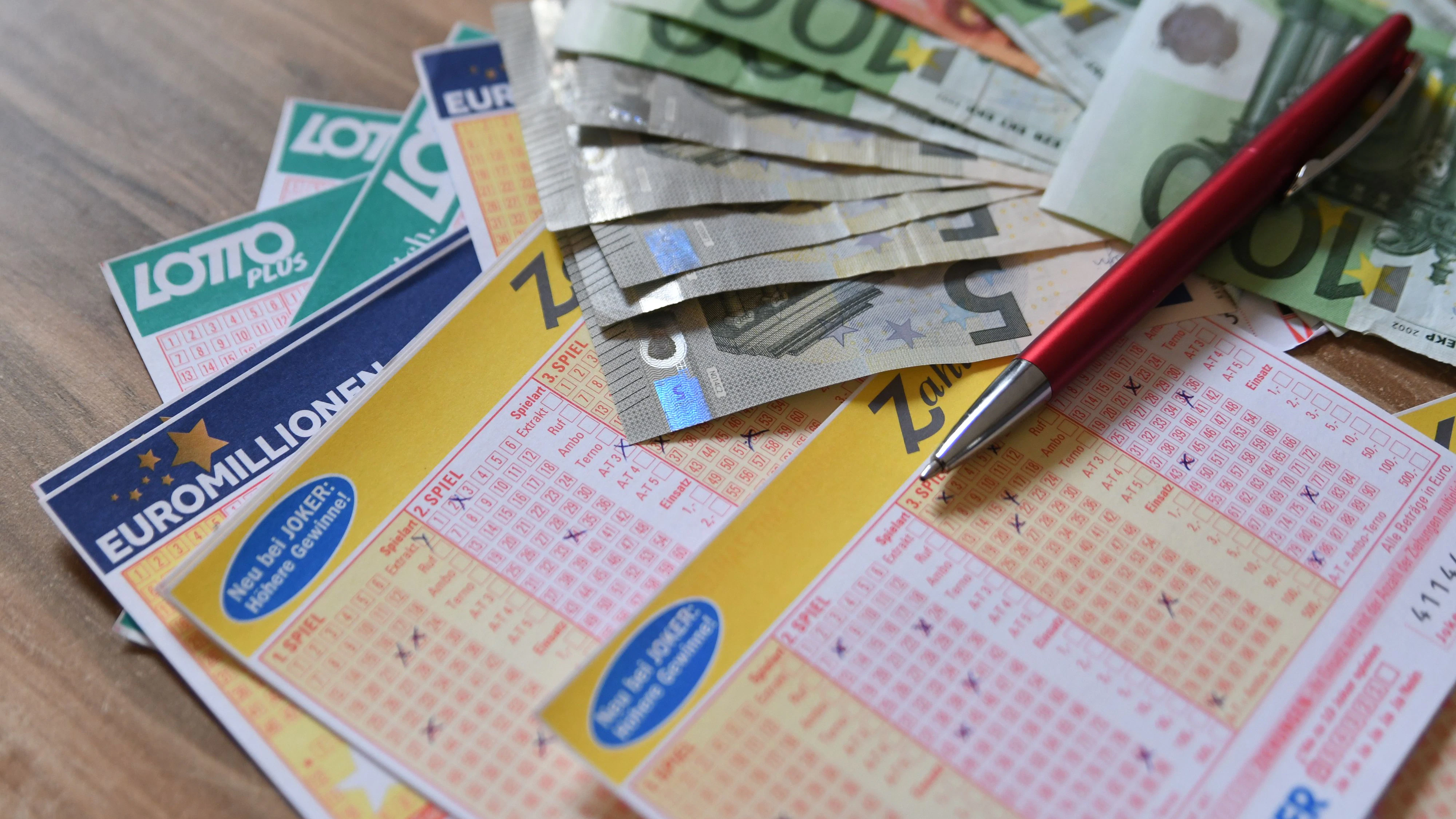 Betrüger geben sich aktuell häufig als Angestellte von Lotterien aus und locken mit Gewinnversprechen.