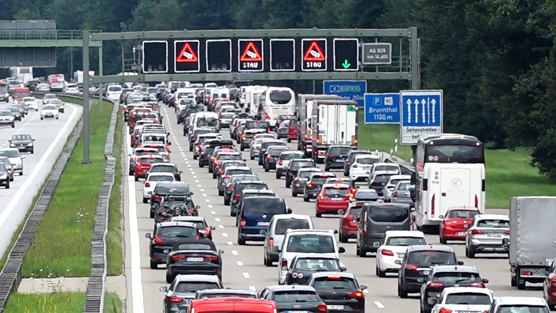 Auch am kommenden Wochenende werden lange Staus auf den Transitrouten erwartet.