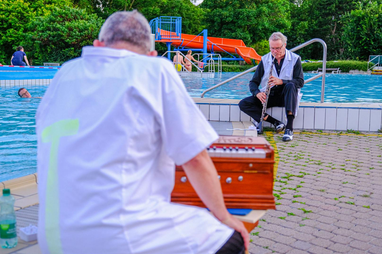 Bei der Badeoper "duck and listen!" von Georg Nussbaumer werden Wiener Bäder zur Musikbühne. Auch unter Wasser gibt’s was auf die Ohren!