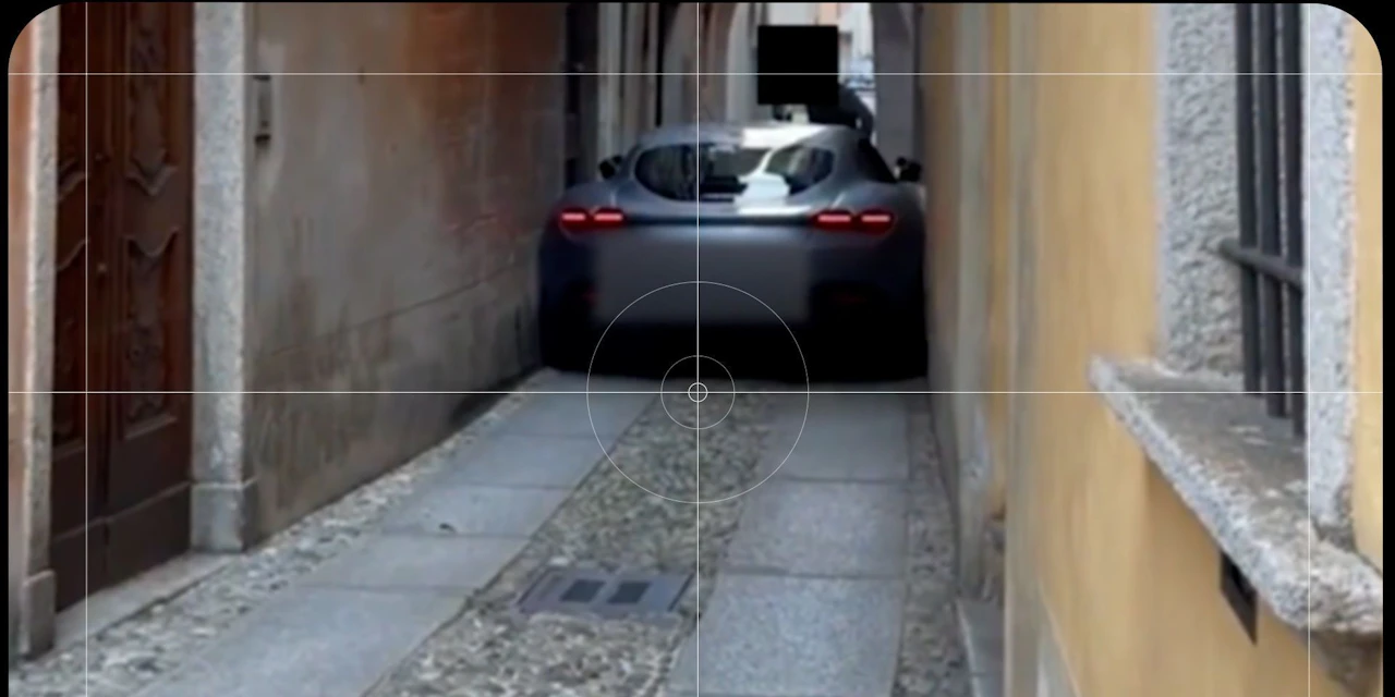 Neuer 620-PS-Ferrari steckt in enger Gasse fest - Vimarsana News