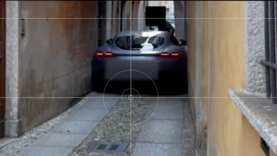 Der Ferrari steckte in der italienischen Gasse fest.