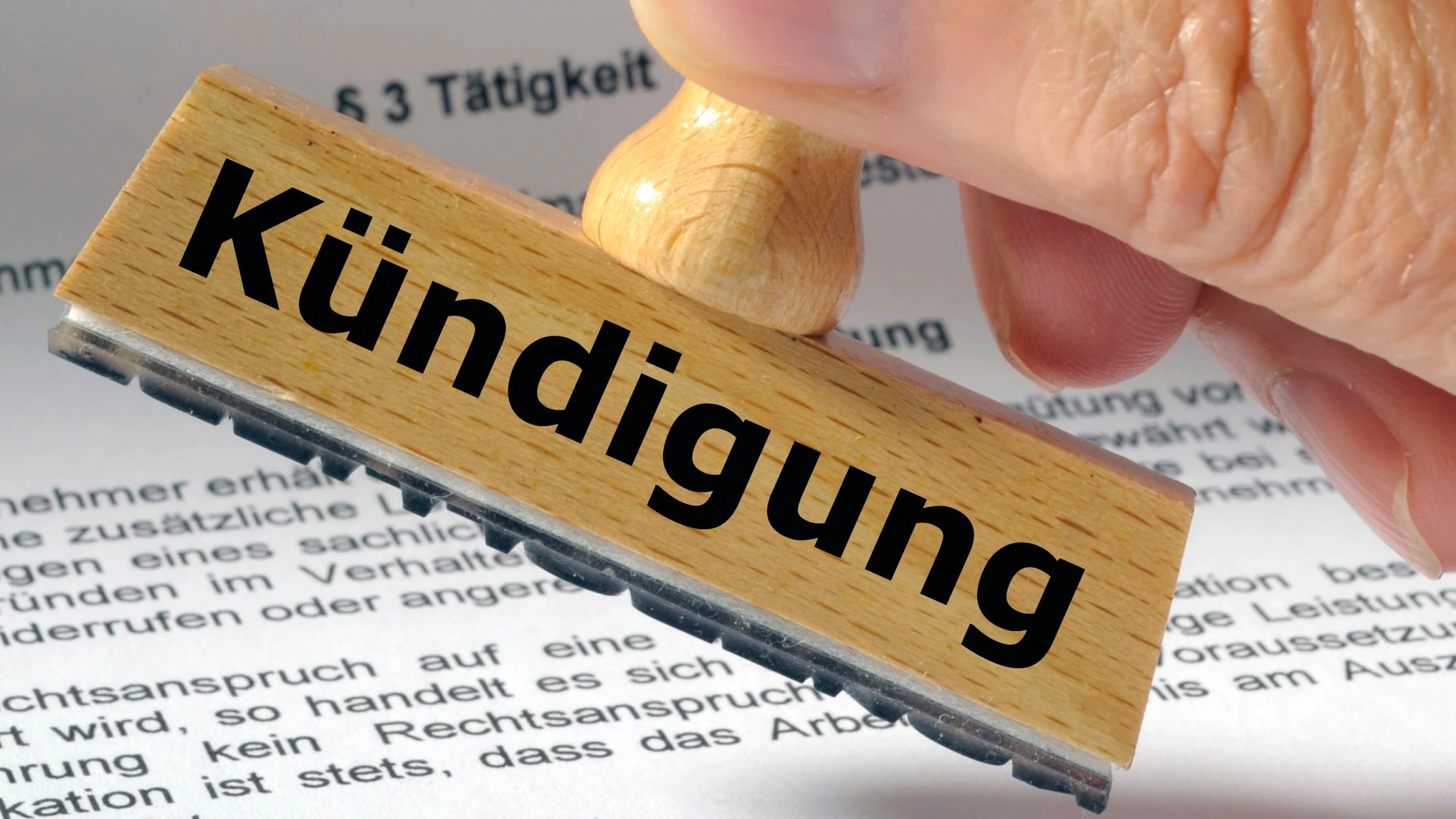 Download von www.picturedesk.com am 11.08.2021 (09:21).  Arbeitsvertrag mit Kündigung - 20210125_PD9811 - Rechteinfo: Rights Managed (RM)