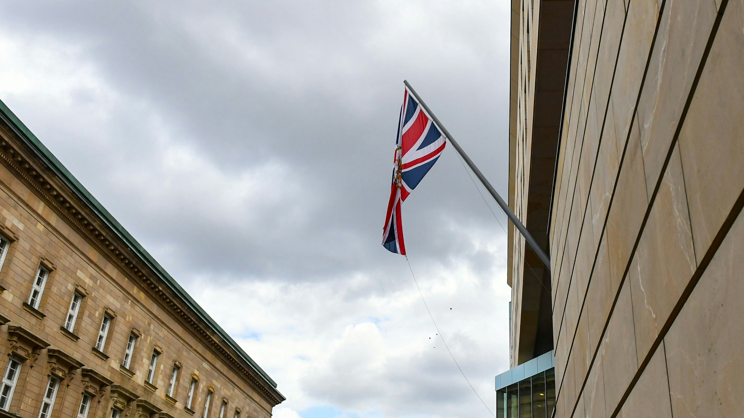 Download von www.picturedesk.com am 11.08.2021 (11:54).  12 May 2020, Berlin: The British flag flies at the British Embassy in Wilhelmstraße. Photo: Jens Kalaene/dpa-Zentralbild/ZB - 20200512_PD7828 - Rechteinfo: Rights Managed (RM)
