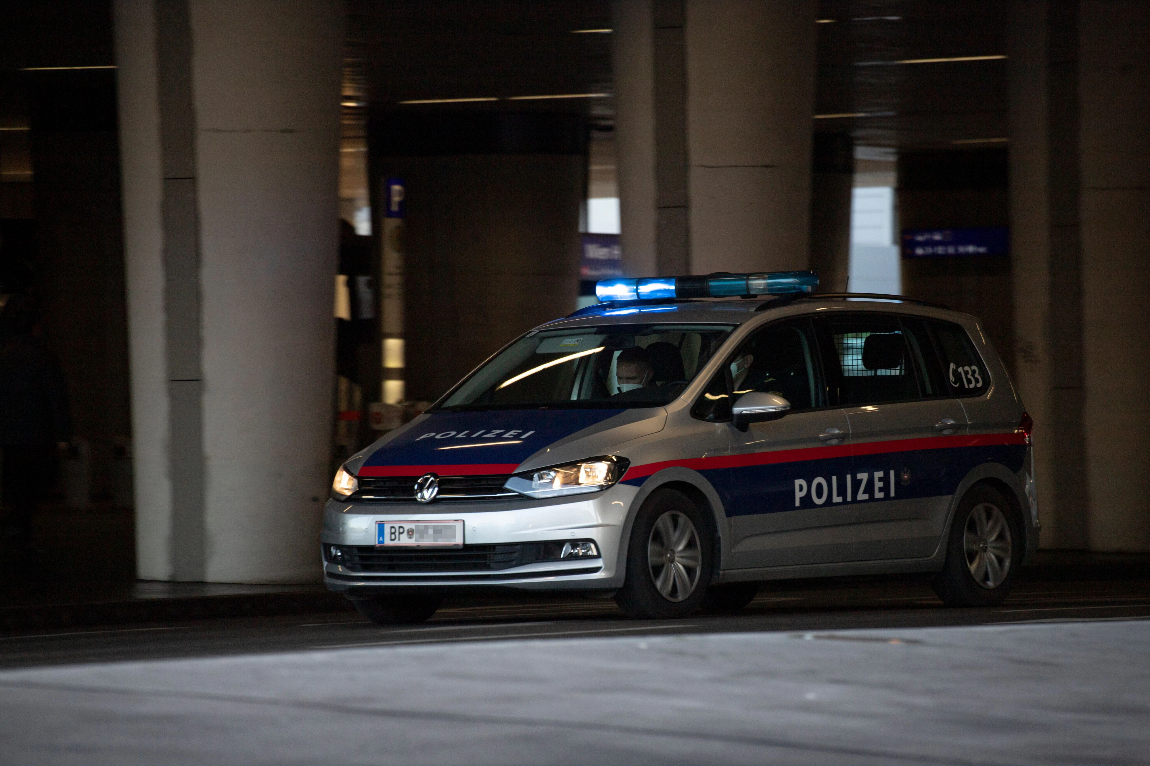 Download von www.picturedesk.com am 11.08.2021 (11:24).  Eine Funkstreife der Wiener Polizei befindet sich auf Einsatzfahrt auf Höhe des Hauptbahnhofes Wien. Die Polizisten tragen einen FFP-2 Mund-Nasen-Schutz im Polizeiauto. Wien, Österreich. Jänner 2021 // A police car is on the way to an emergency on the level of the train main station Vienna. The police men are wearing a FFP-2 facemask. Vienna, Austria. January 2021 - 20210122_PD10388 - Rechteinfo: Rights Managed (RM)