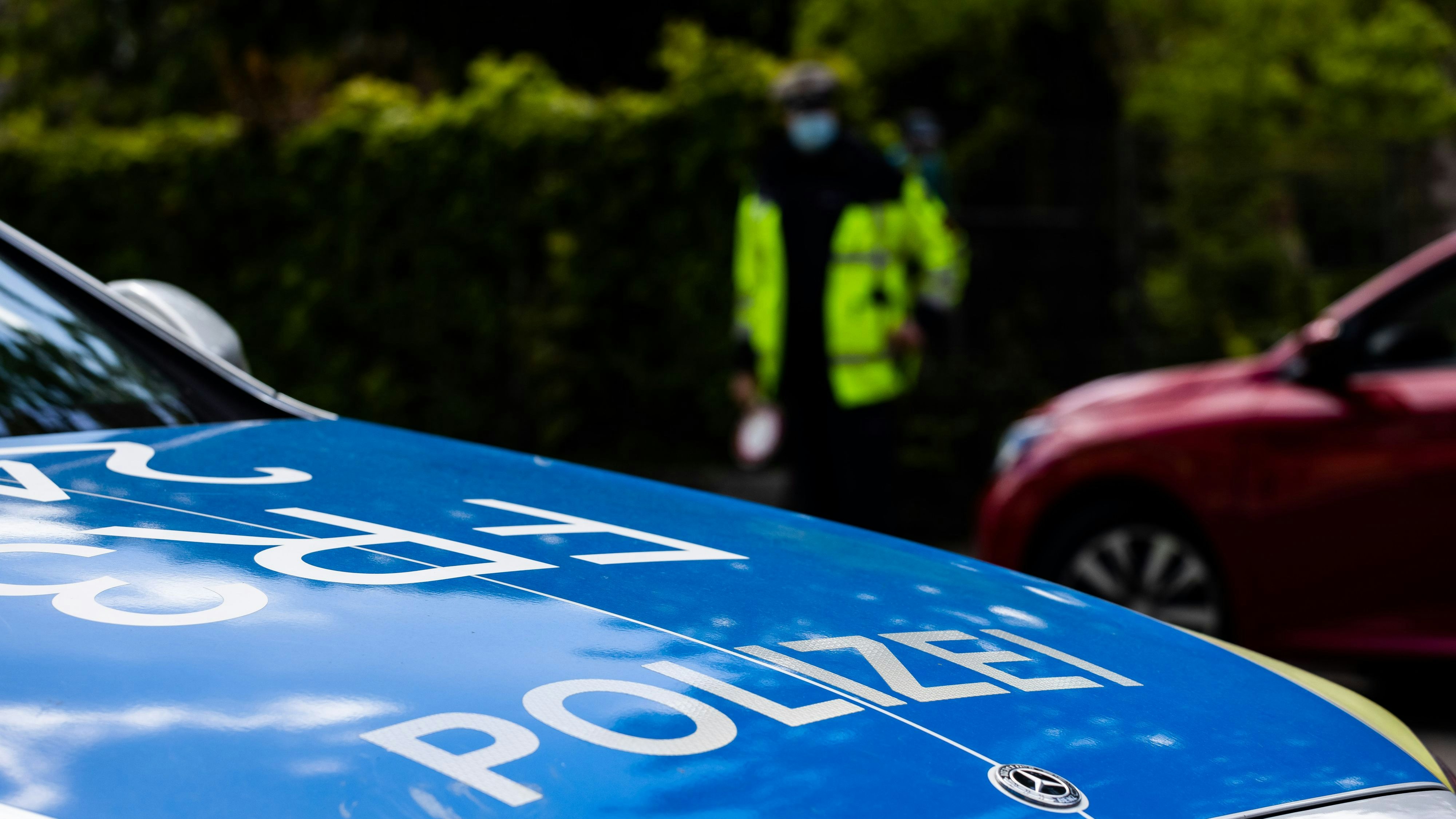 Download von www.picturedesk.com am 11.08.2021 (14:23).  05 May 2021, Baden-Wuerttemberg, Freiburg: A police officer wearing a mouth-nose protection checks a car. Photo: Philipp von Ditfurth/dpa - 20210505_PD12904 - Rechteinfo: Rights Managed (RM)