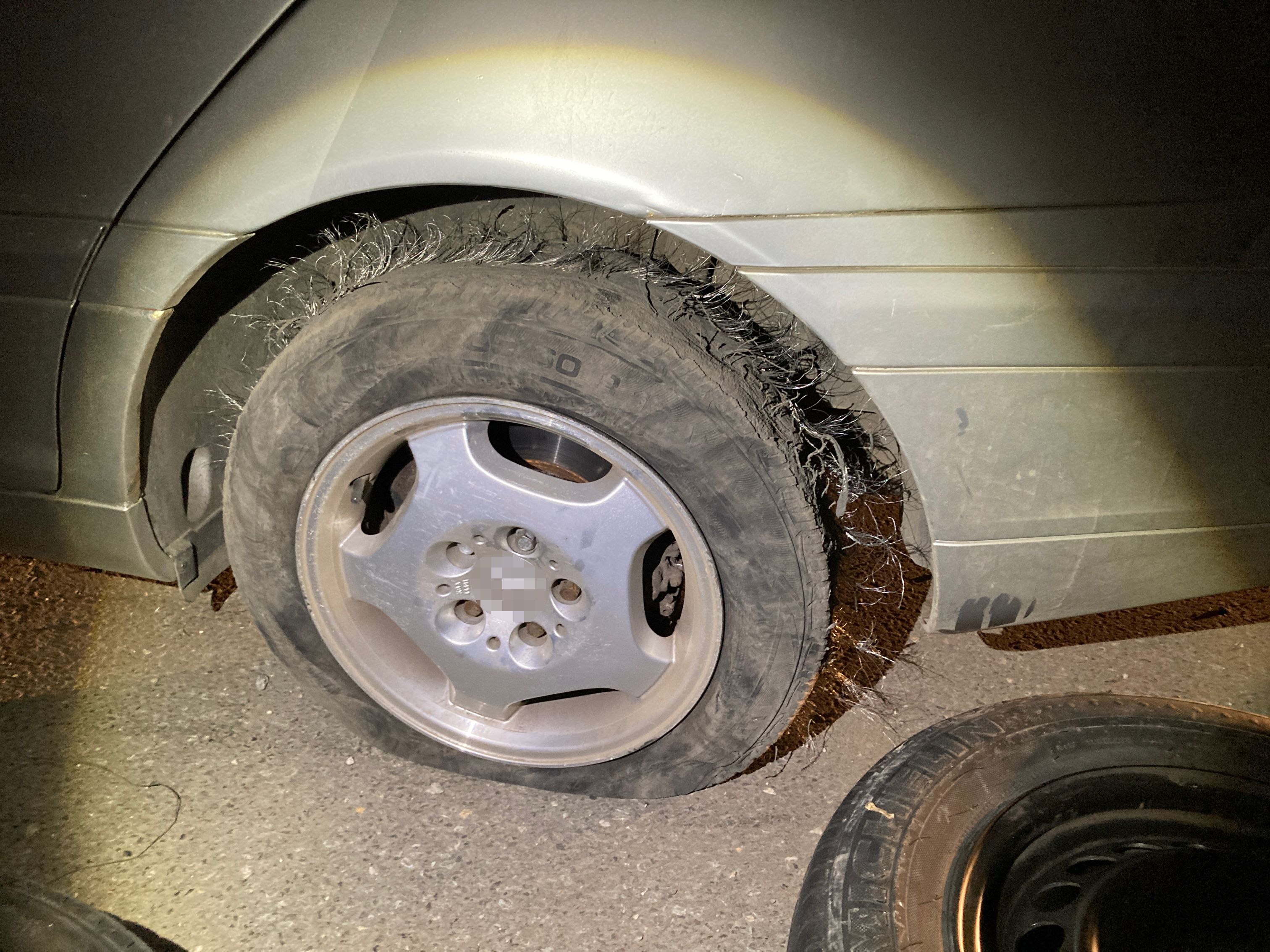 Der junge Mann ließ den Reifen seines Autos platzen.