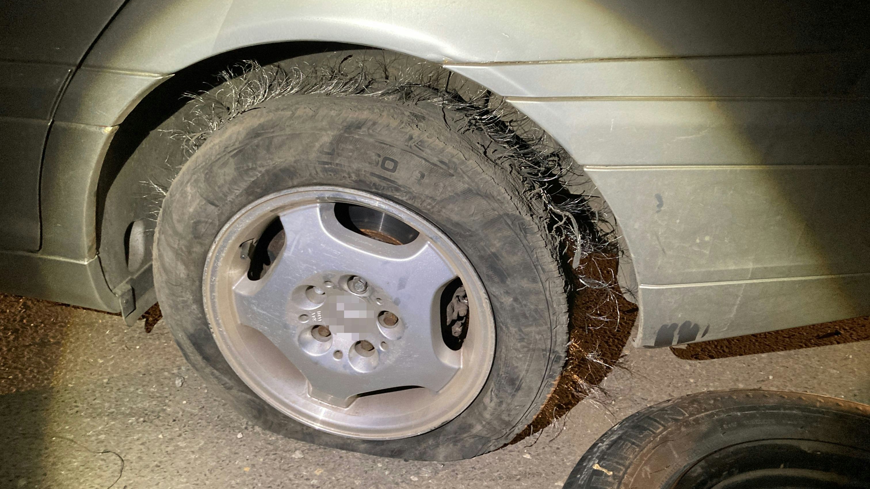 Der junge Mann ließ den Reifen seines Autos platzen.