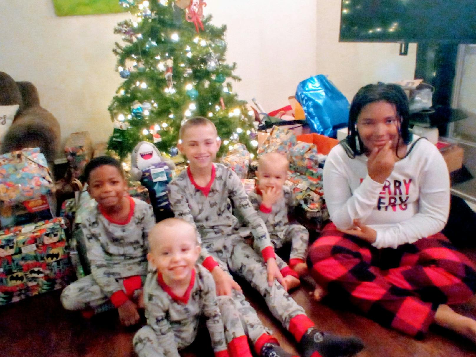 Am Weihnachtsmorgen: Die leibliche Tochter Kourtney (rechts) und die Adoptivkinder Sanchez, Keenan, Braydon und Trevor.&nbsp;