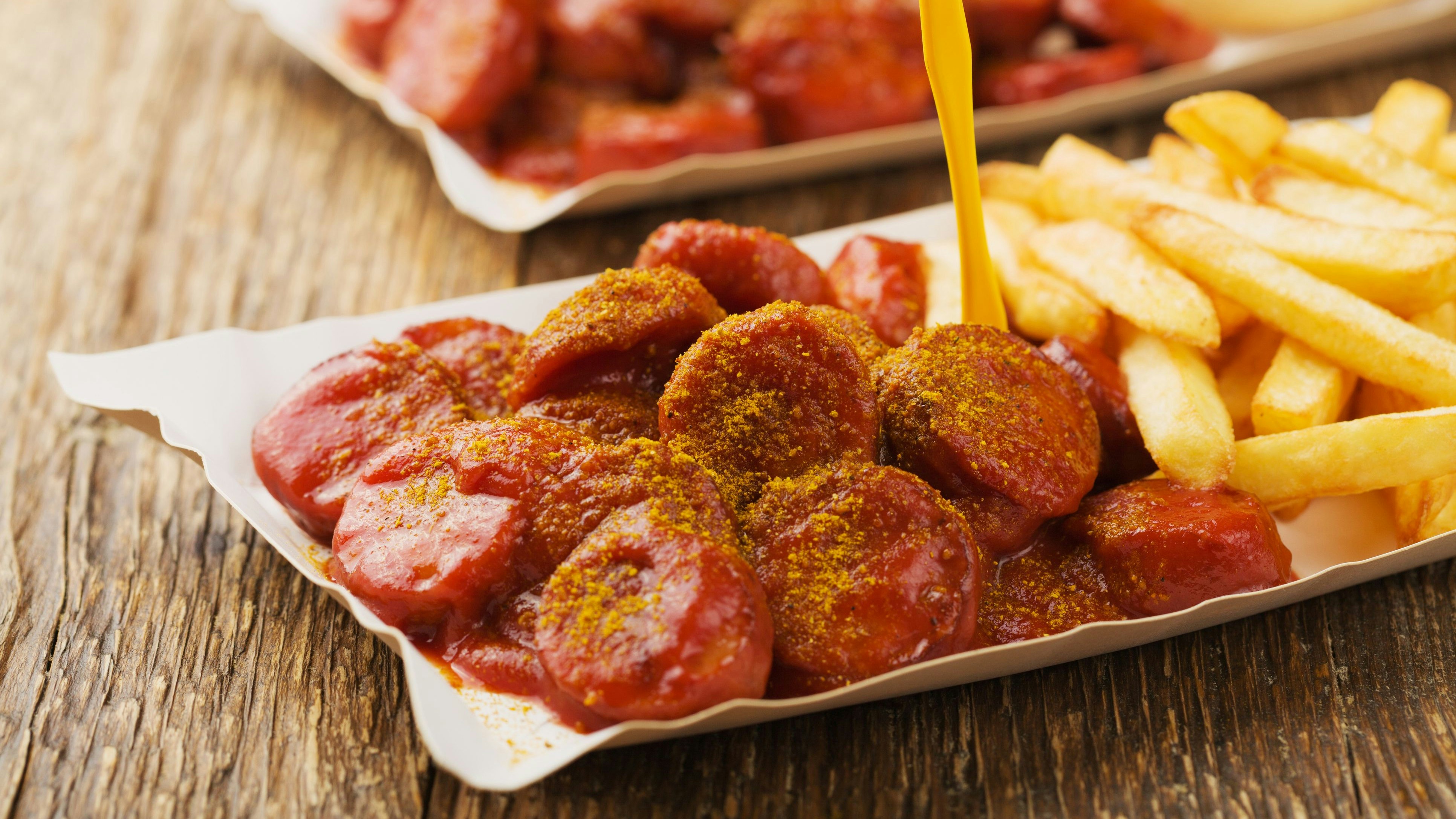 Mit #rettetdieCurrywurst rief der Ex-Kanzler online zum Umdenken auf. 