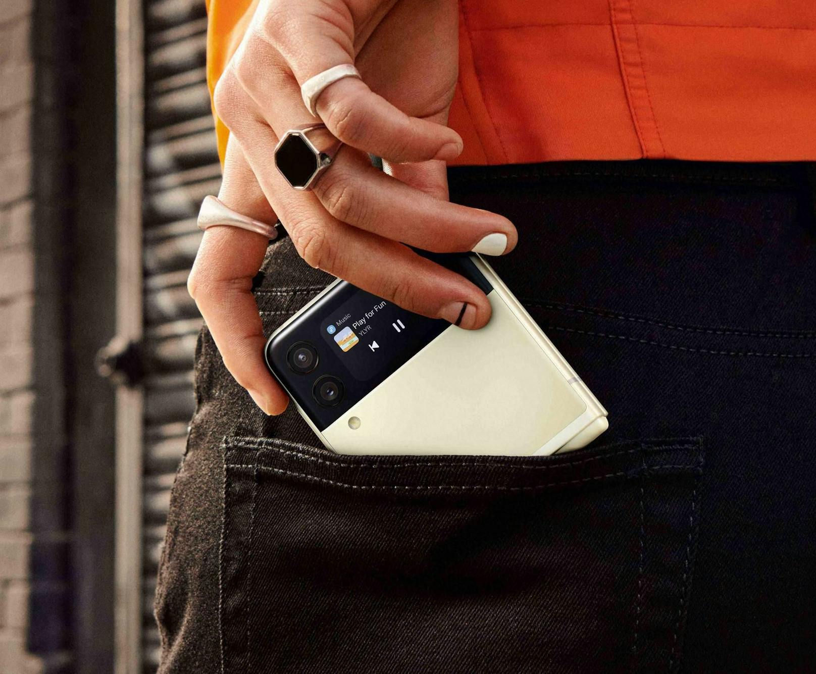 Einmal falten, bitte. Samsung zeigt zwei neue Handys mit Falt-Bildschirm.