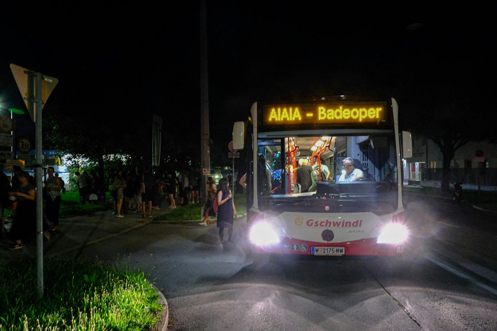 Bei der Badeoper "duck and listen!" von Georg Nussbaumer werden Wiener Bäder zur Musikbühne. Auch unter Wasser gibt’s was auf die Ohren! Vom Döblinger Bad ging es mit einem gecharterten Wiener-Linien-Bus weiter ins Simmeringer Bad.