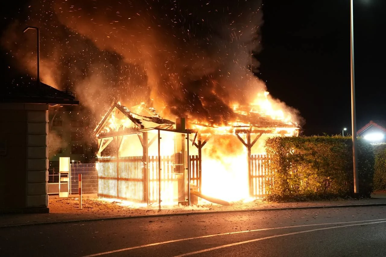 Die Hütte über der Müllinsel stand komplett in Flammen.