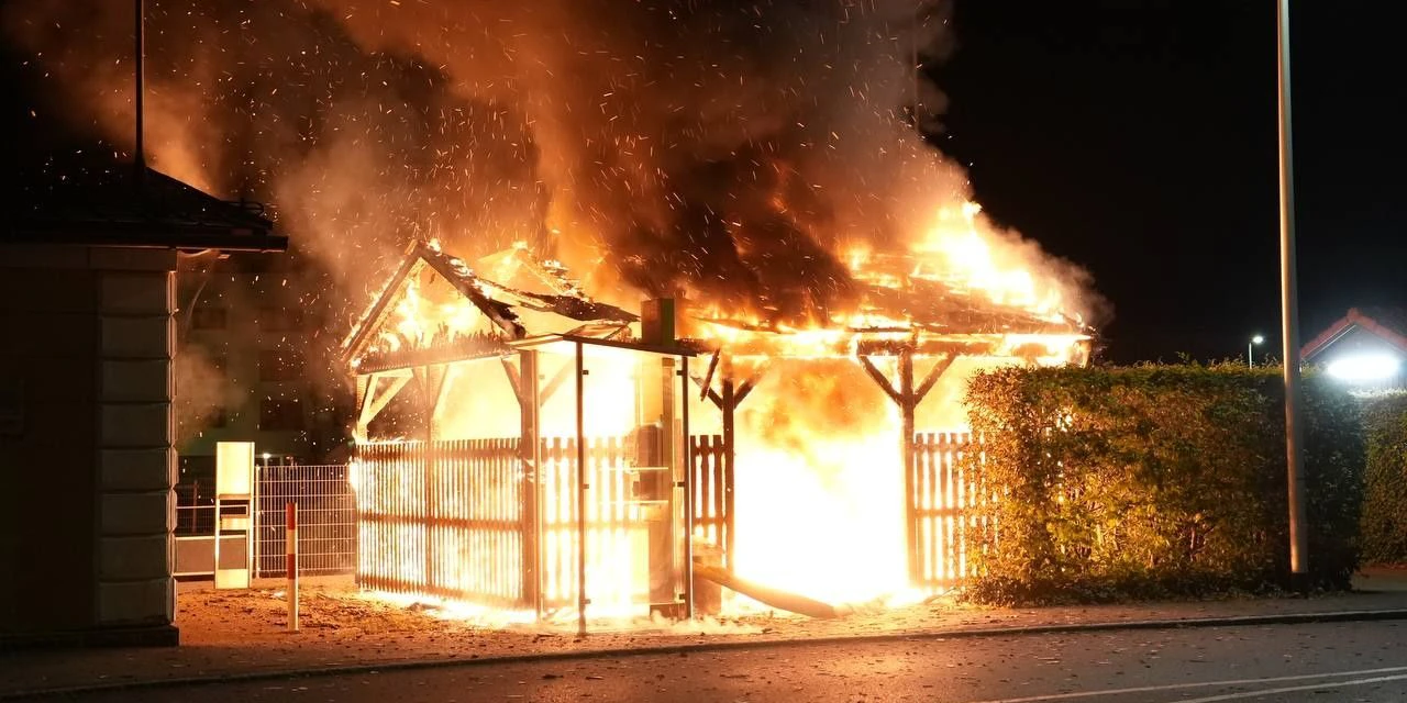 Mann zündete Müllinsel in Wieselburg mit Feuerzeug an - Vimarsana News