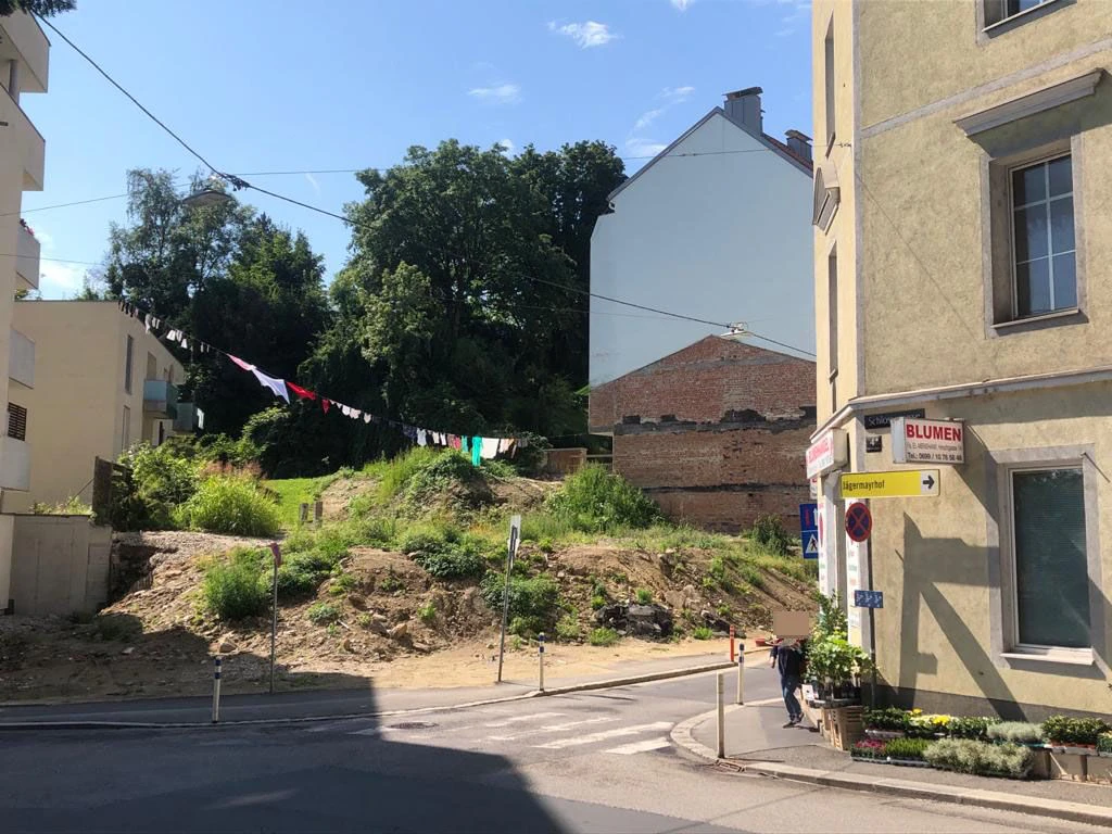 Die Anwohner haben über zwei Häuser eine riesige Wäscheleine gespannt.