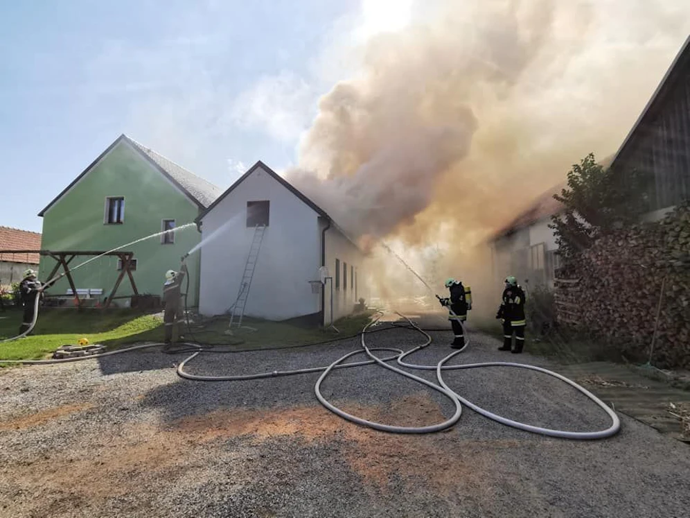 Dichter Rauch stieg von der Garage empor.
