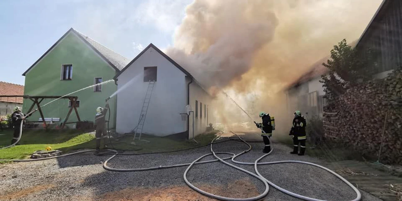 100 Feuerwehrleute bei Brand in Weitersfeld im Einsatz - Vimarsana News
