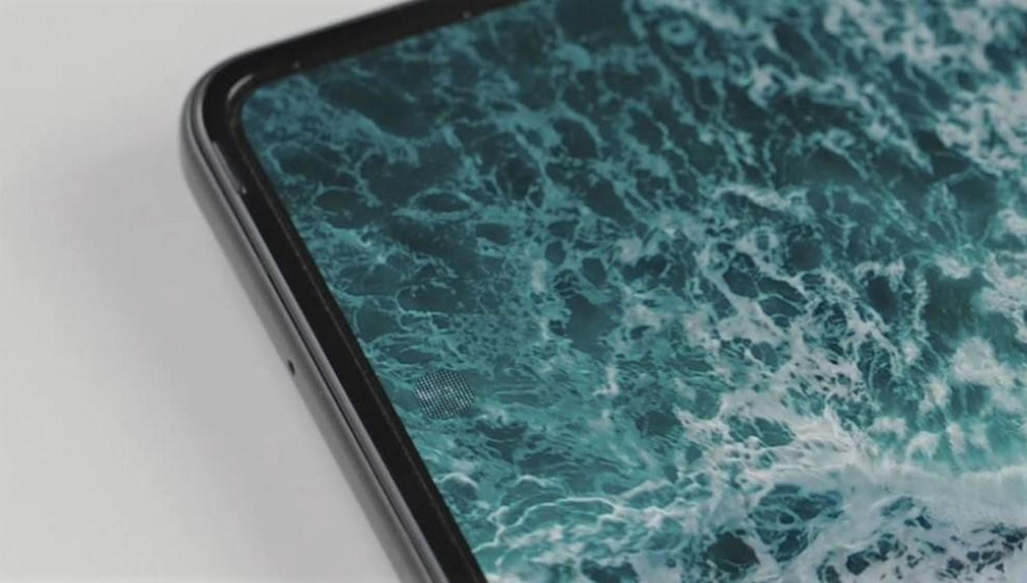 Die Selfiekamera ist beim Galaxy Z Fold3 hinter dem Display, wie links zu erkennen ist.