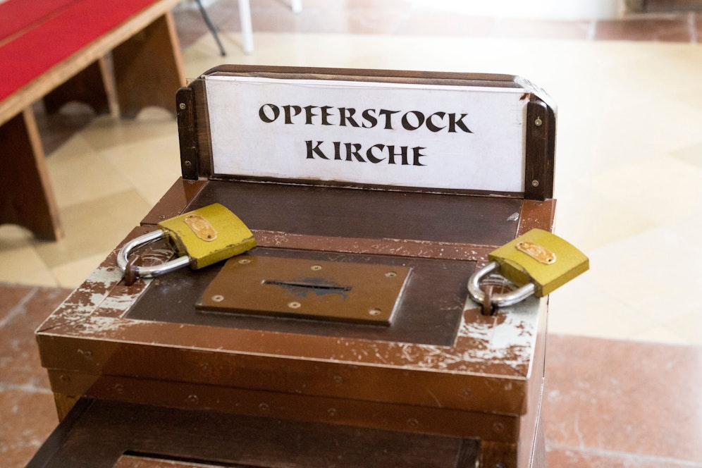 Nachdem ein Pfarrer einen Mann bei einem Diebstahl in der Kirche beobachtet hatte, versperrte er kurzerhand die Kirche und verständigte die Polizei. (Symbolbild)