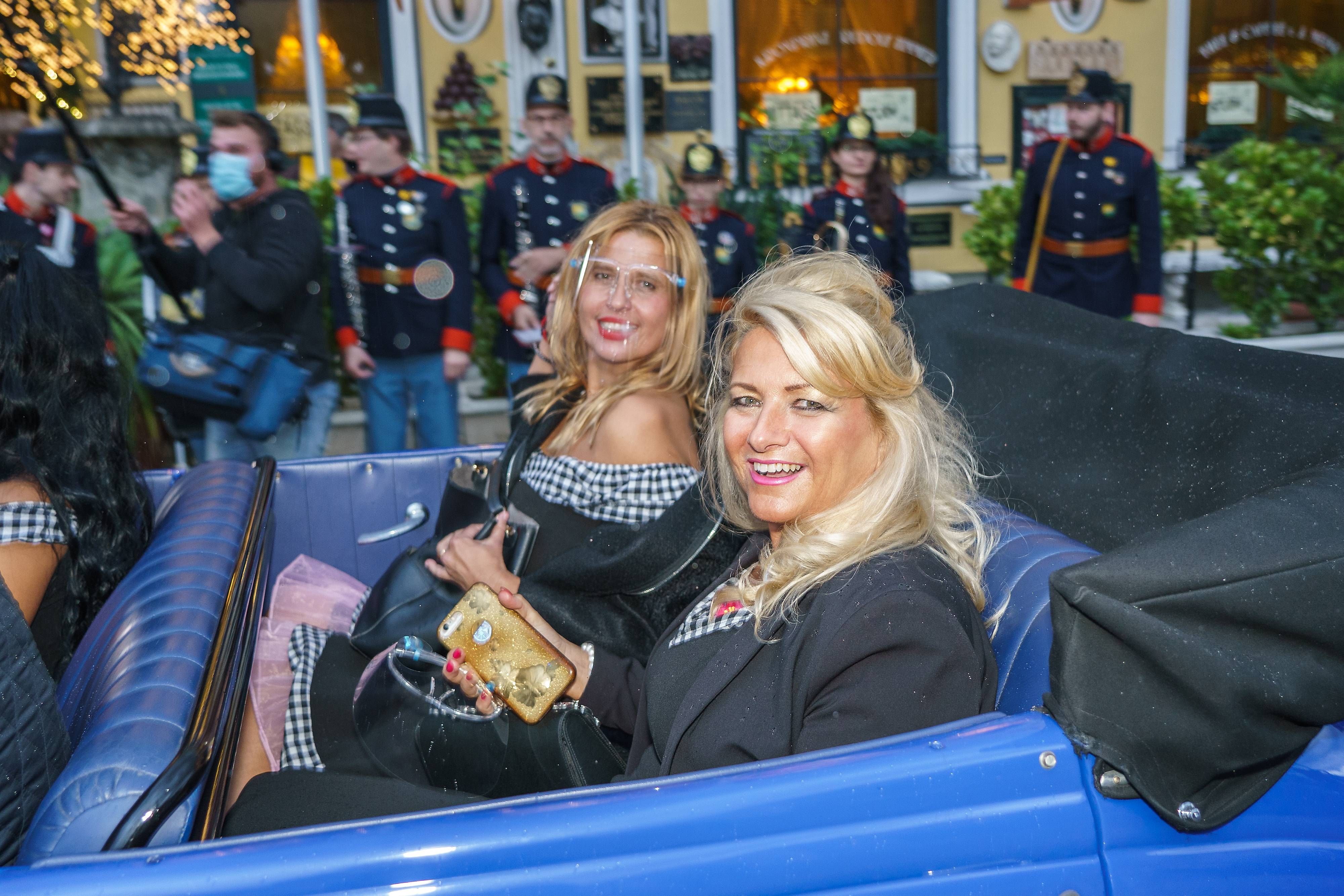 Daniela Ried-Kennedy verweigerte die Impfung, Sonja Schönanger ließ sich als erste in der Lugner City impfen! 