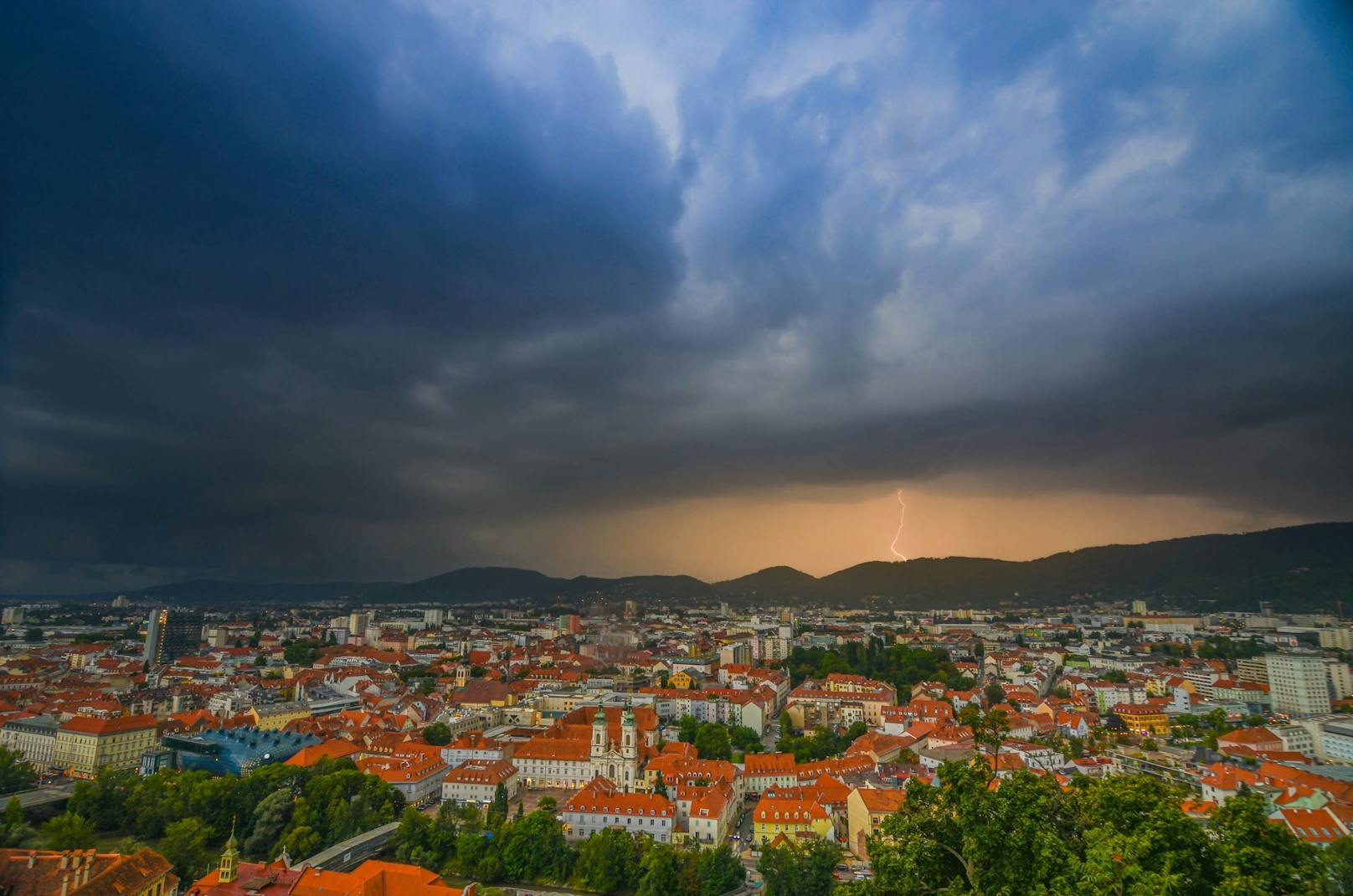 Ein Gewitter zieht über Graz auf. Zum Wochenende gibt es wieder Blitz und Donner.