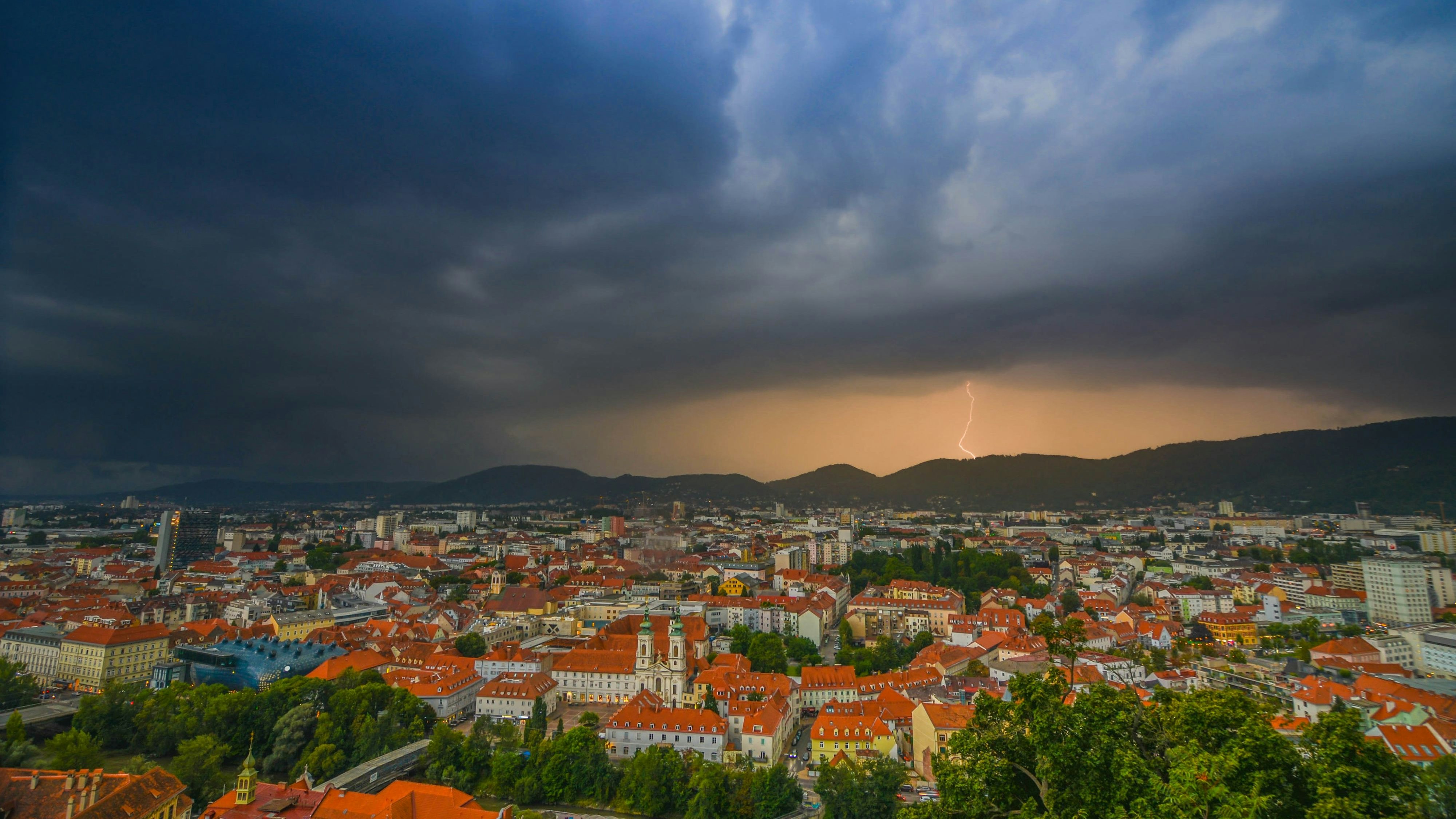 Ein Gewitter zieht über Graz auf. Zum Wochenende gibt es wieder Blitz und Donner.