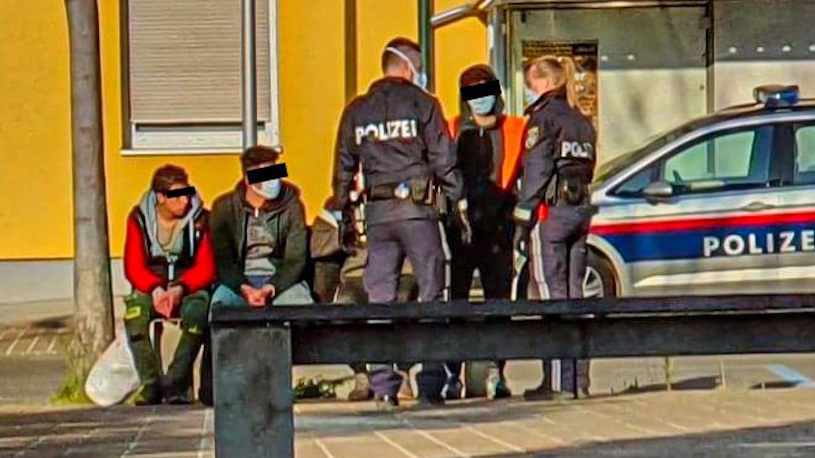 Asylwerber bei einer Polizeikontrolle in Österreich. Symbolbild