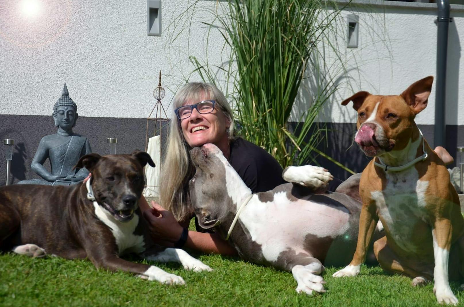 Susanne Derfler beim Kuscheln mit ihren Hunden.