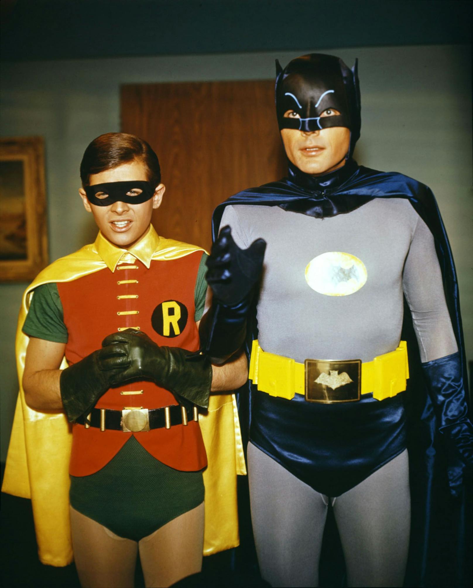 Adam West (Batman) und Burt Ward (Robin) schlüpften in den 1960ern in die Superhelden-Strumpfhosen. Nicht nur ihre Outfits und Dialoge, auch die Actionszenen ("Bang", "Poff", "Zaboing") sind Kult!