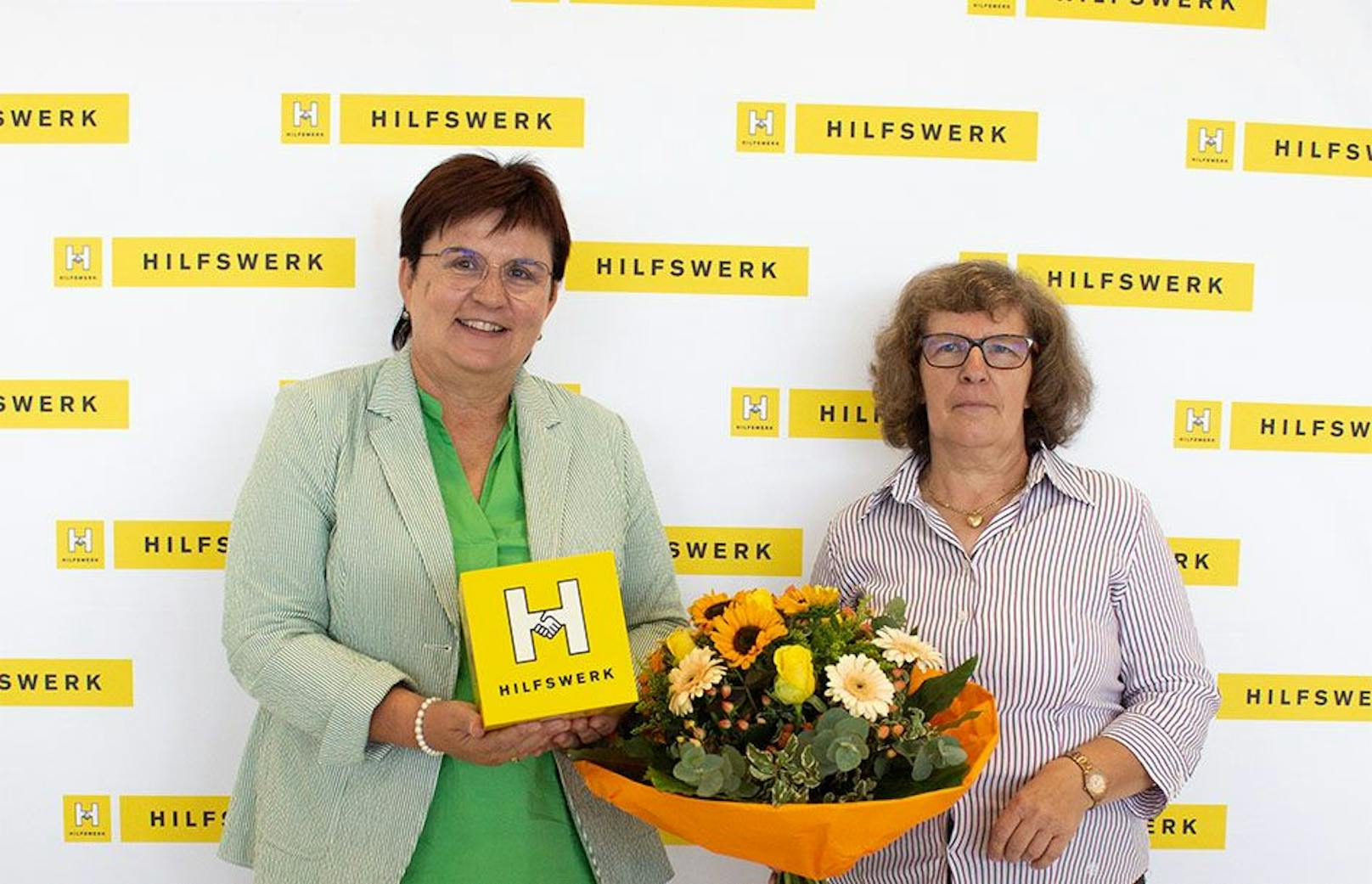 Michaela Hinterholzer, Präsidentin Hilfswerk Niederösterreich, und Gertrude Schrattenholzer, pflegende Angehörige (pflegt seit sieben Jahren ihren Gatten zuhause)