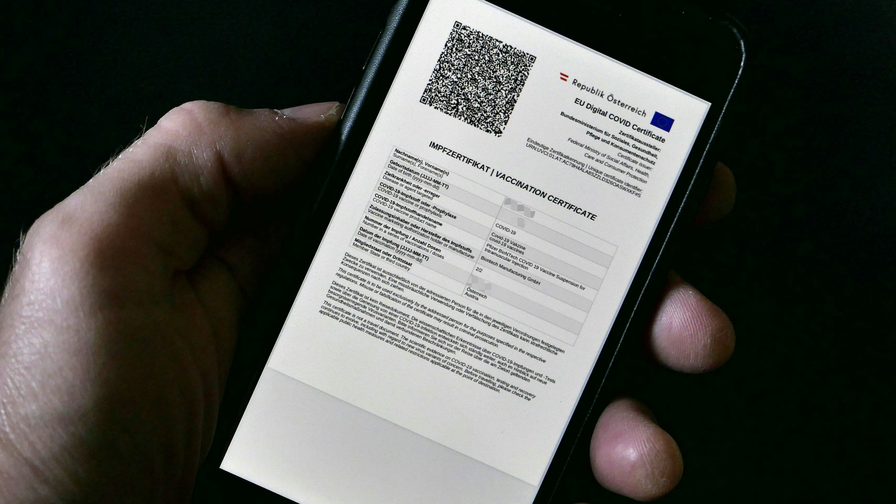 Download von www.picturedesk.com am 11.08.2021 (10:34).  ABD0075_20210620 - WIEN - ÖSTERREICH: ++ THEMENBILD ++ ZU APA0152 VOM 20.6.2021 - Illustration zum Thema "Corona / Grüner Pass / Impfnachweis / Impfzertifikat / EU Digital Covid Certificate": Neben Zertifikaten über Corona-Tests und die Genesung von einer Covid-19-Infektion kann man ab Sonntag, 20. Juni 2021, über gesundheit.gv.at auch Impfnachweise mit EU-konformen QR-Codes erstellen und abrufen. Im Bild ein Impfzertifikat auf einem Smartphone, aufgenommen am Sonntag, 20. Juni 2021. - FOTO: APA/HANS KLAUS TECHT  _ - 20210620_PD7371 - Rechteinfo: Rights Managed (RM)