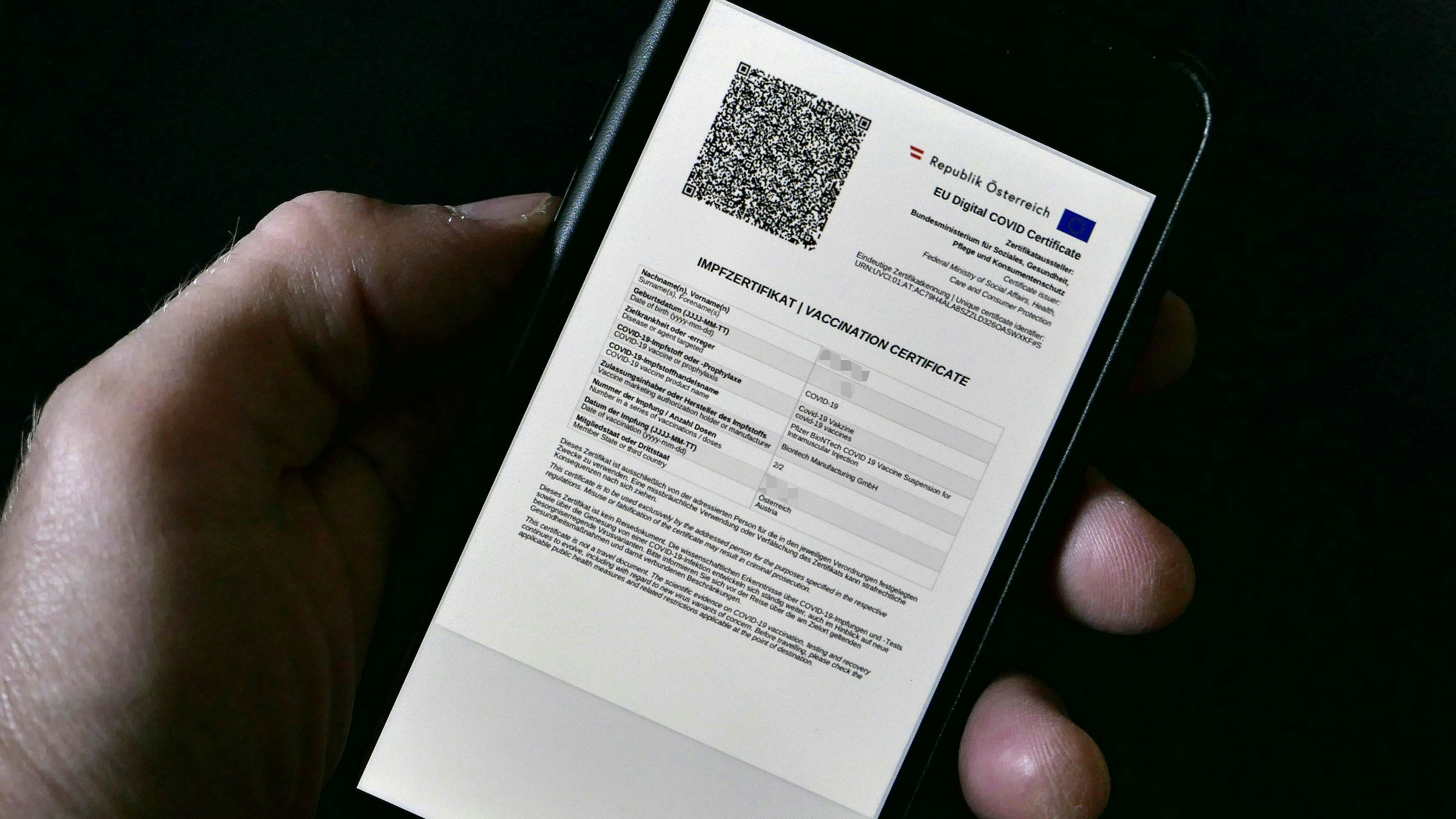 Download von www.picturedesk.com am 11.08.2021 (10:34).  ABD0075_20210620 - WIEN - ÖSTERREICH: ++ THEMENBILD ++ ZU APA0152 VOM 20.6.2021 - Illustration zum Thema "Corona / Grüner Pass / Impfnachweis / Impfzertifikat / EU Digital Covid Certificate": Neben Zertifikaten über Corona-Tests und die Genesung von einer Covid-19-Infektion kann man ab Sonntag, 20. Juni 2021, über gesundheit.gv.at auch Impfnachweise mit EU-konformen QR-Codes erstellen und abrufen. Im Bild ein Impfzertifikat auf einem Smartphone, aufgenommen am Sonntag, 20. Juni 2021. - FOTO: APA/HANS KLAUS TECHT  _ - 20210620_PD7371 - Rechteinfo: Rights Managed (RM)