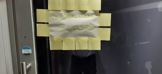 Bei einem Einsatzort erfolgte die "Schließung“ so überhastet, dass man den Zettel mit "Betrieb geschlossen" nur noch mit Post-It-Zetteln an der Türe befestigte.