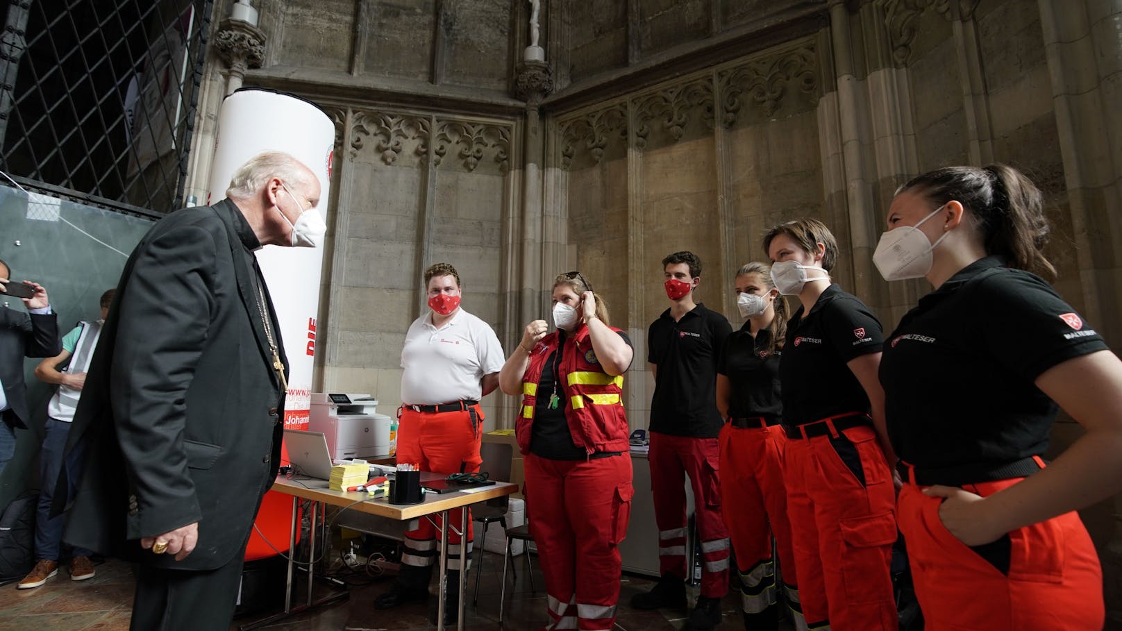Kardinal Schönborn bedankte sich bei den Helfern im Stephansdom.