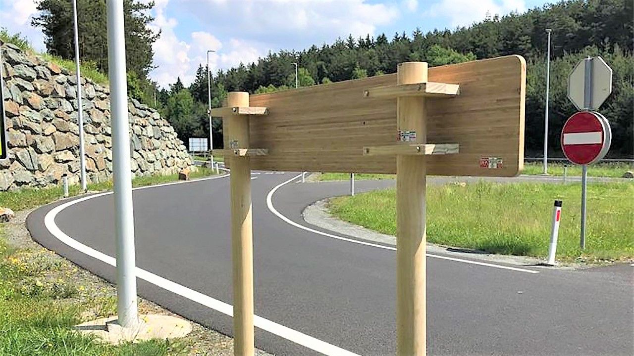 Eines der neuen Holz-Schilder auf der A2