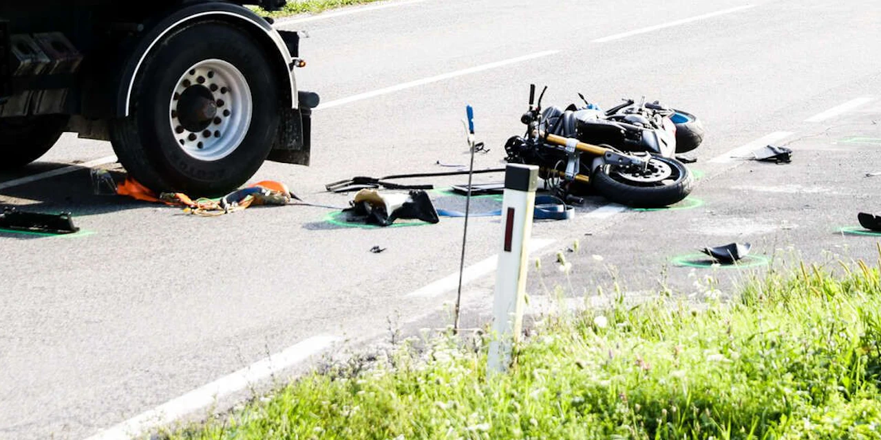 23-Jähriger stirbt bei Crash, Vater muss zusehen - Vimarsana News