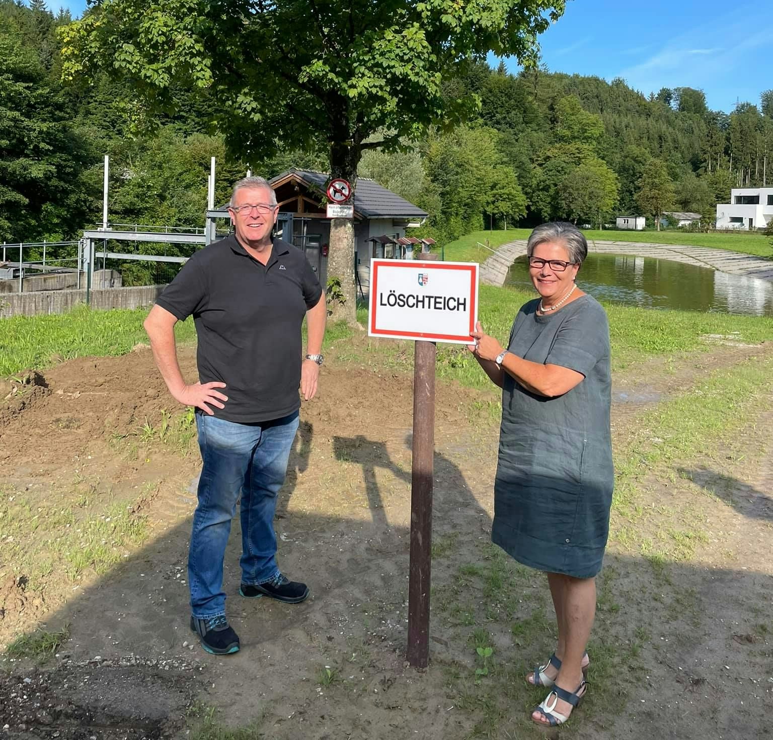Bürgermeisterin Christine Eisner und Peter Schernberger, stellvertretender Feuerwehrkommandant in Ohlsdorf, vor dem "neuen" Löschteich.