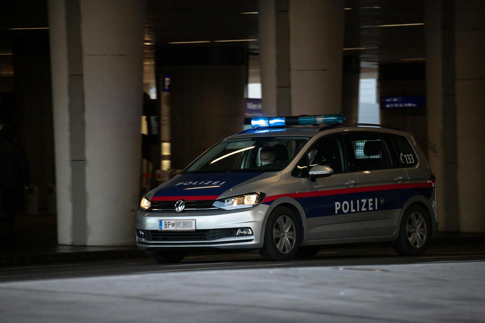 Eine Funkstreife der Wiener Polizei auf Einsatzfahrt. Symbolfoto
