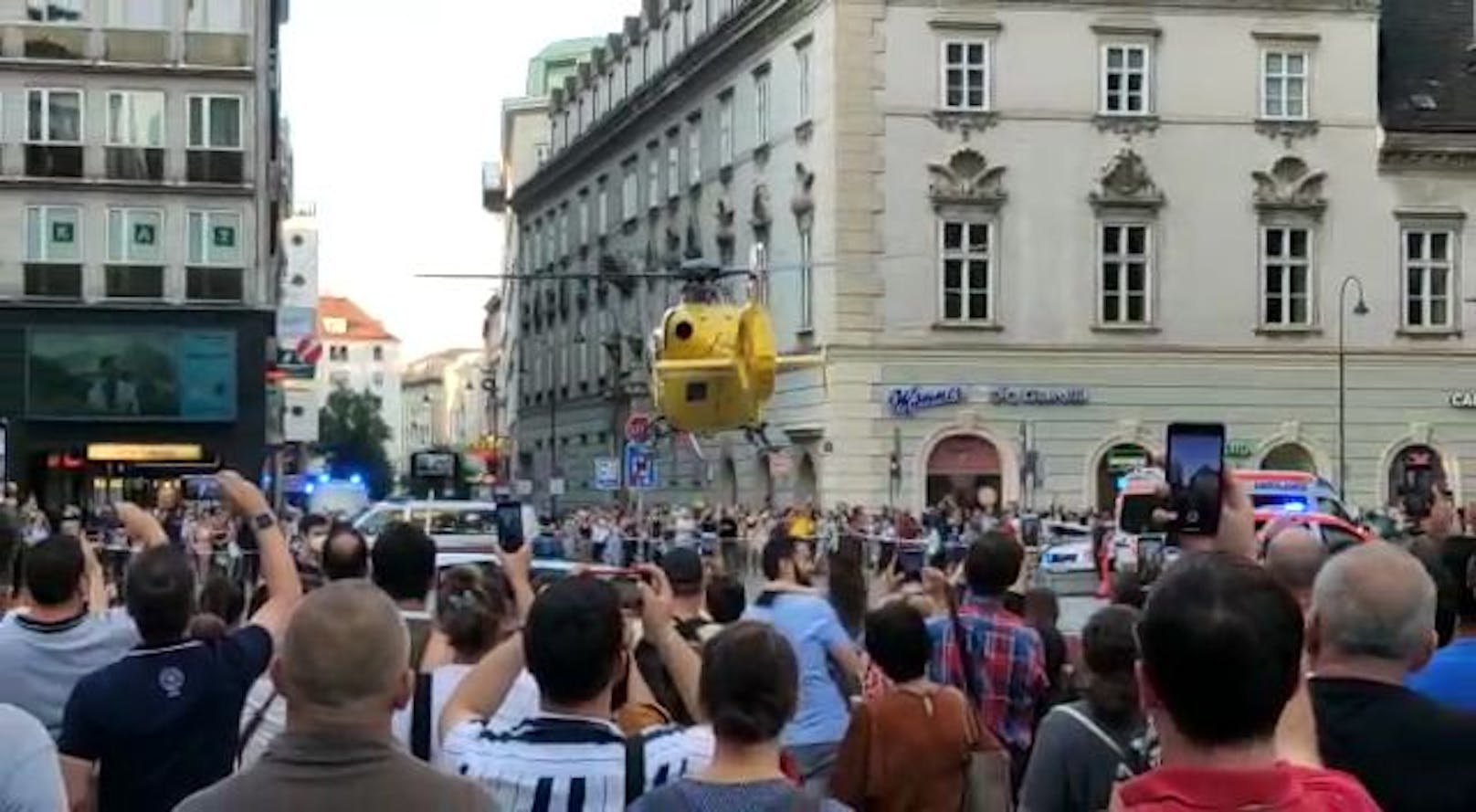 Der Rettungs-Hubschrauber landete direkt vor dem Wiener Stephansdom.