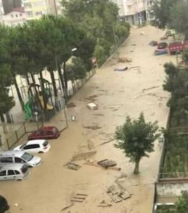 Ganze Straßen sind nach starken Regenfällen überflutet.