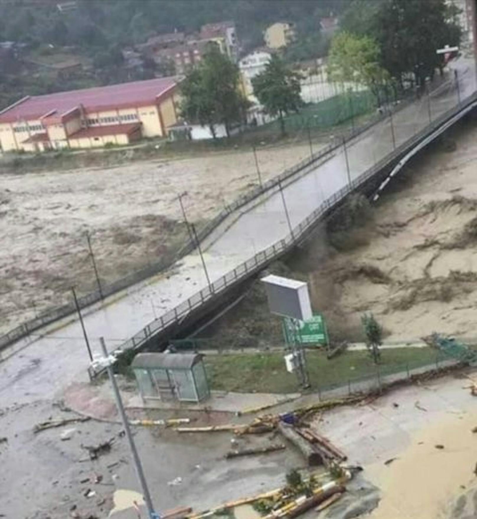 In der eine Autostunde entfernten Stadt&nbsp;Ayancık ist auch alles unter Wasser.