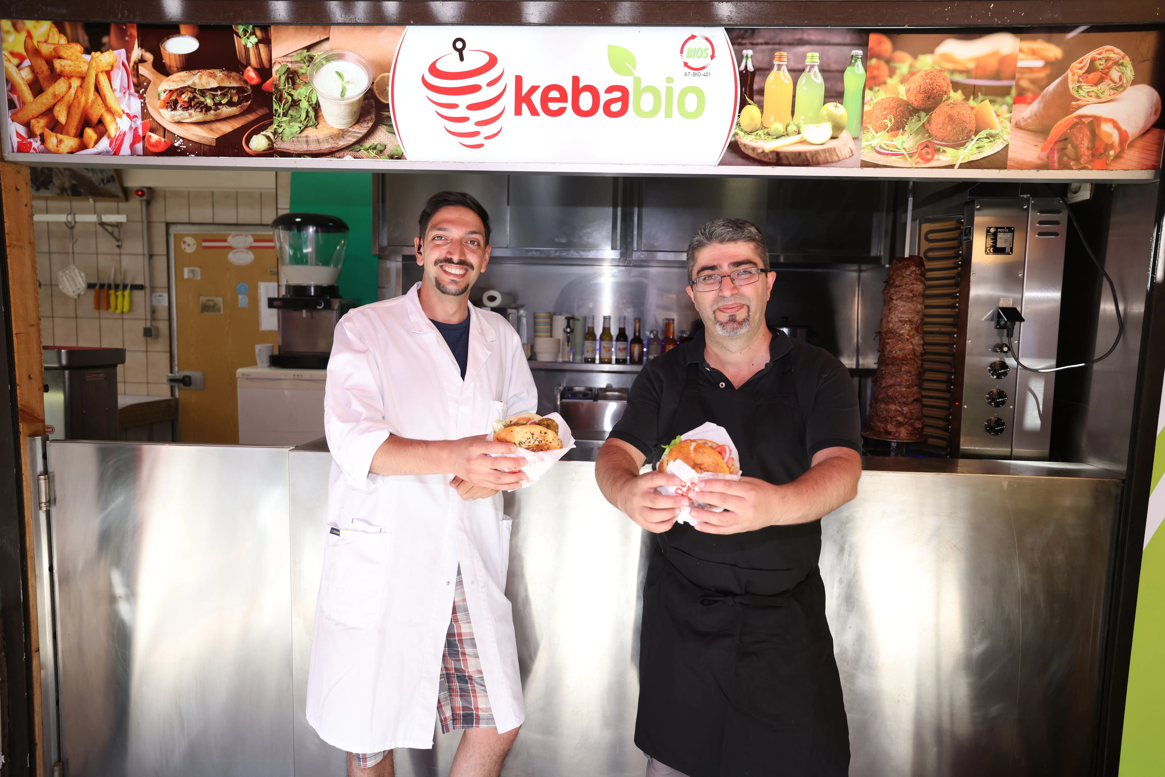 Mehmet Özer (links) betreibt die Fleischerei nebenan, sein Cousin Murat Oguz (rechts) ist für das frische Bio-Kebab zuständig.