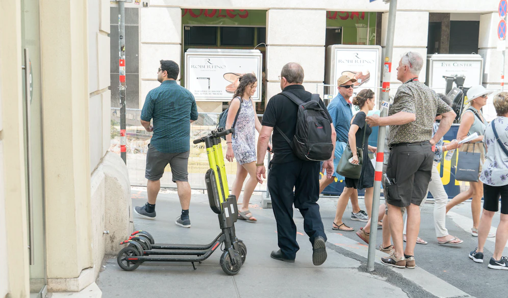 Oft werden E-Scooter behindernd abgestellt, so der KFV. 