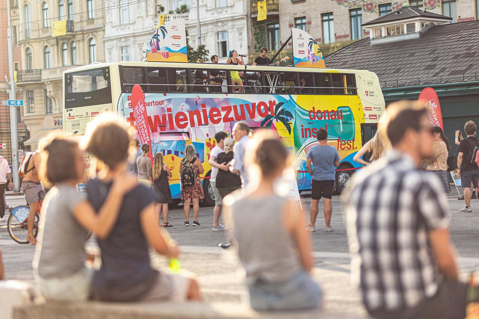 Beim Donauinselfest 2021 werden auf einem knallbunten Tourbust alle Acts direkt in die Bezirke Wiens gebracht.