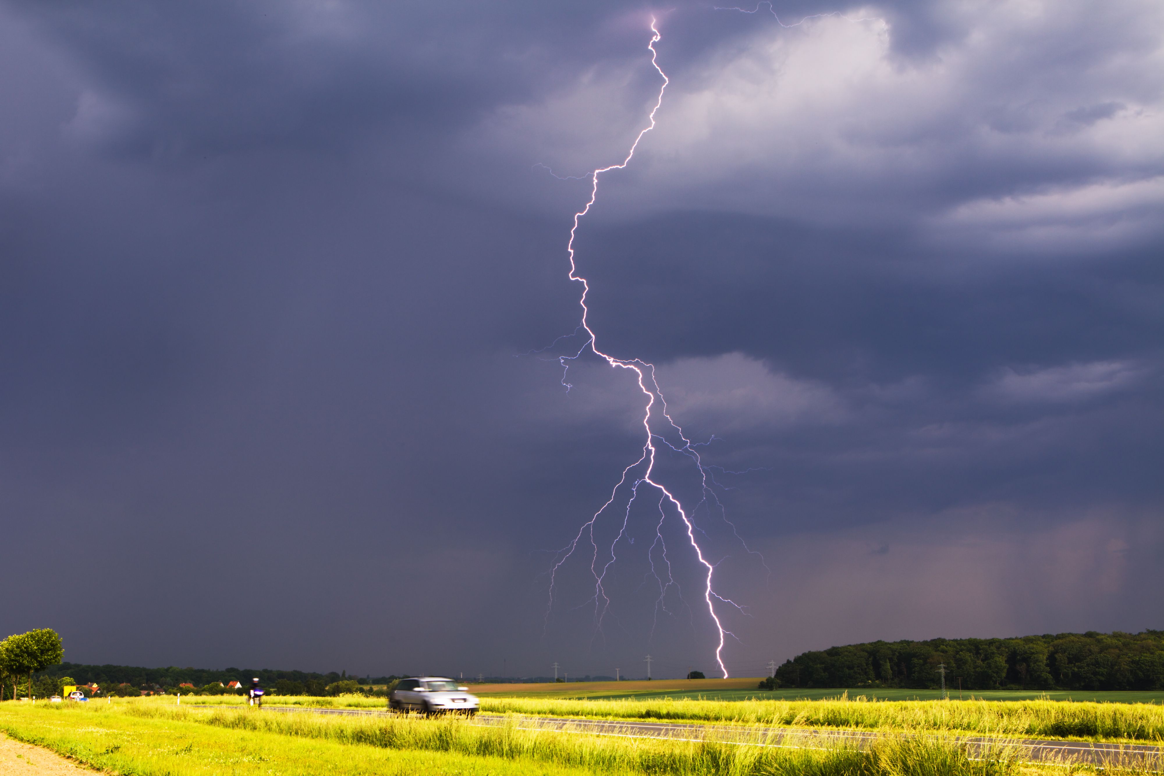 Am Wochenende sind auch im Flachland wieder kräftige Gewitter möglich. Symbolbild