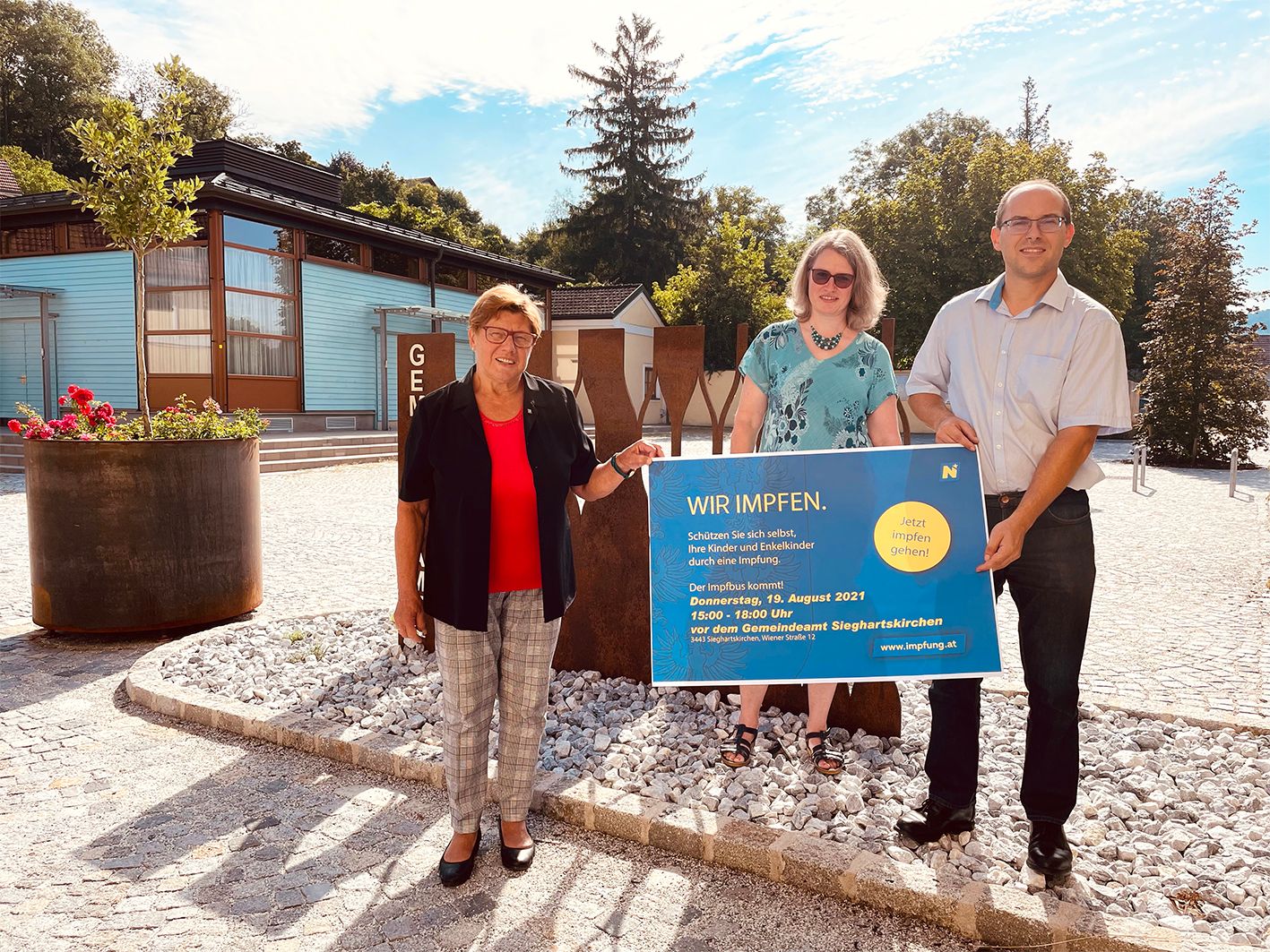 Impfbus kommt auch nach Sieghartskirchen: Bürgermeisterin Josefa Geiger, Amtsleiter-Stellvertreterin Maria Fidler, Amtsleiter Andreas Knirsch